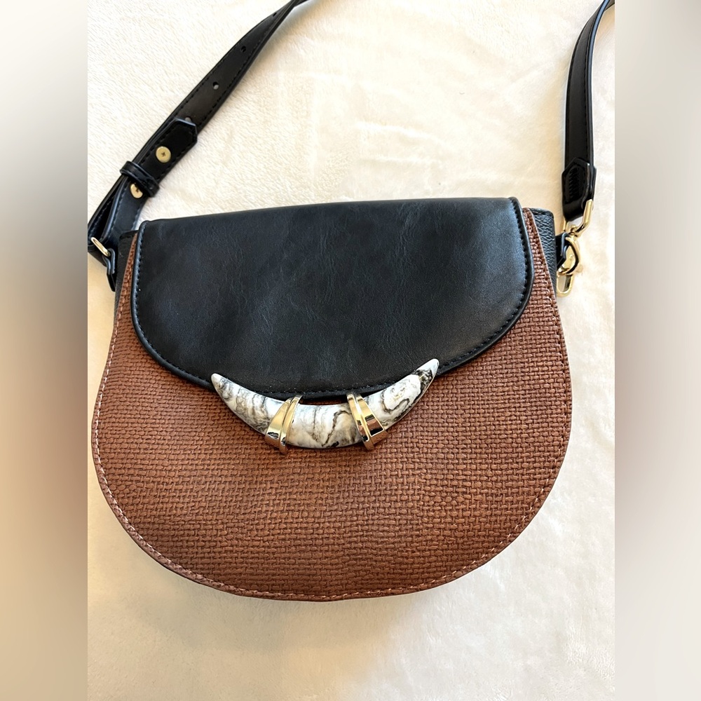 👜🆕NWOT  Stella & Dot Chic Black and Brown Vegan Chelsea Saddle Bag